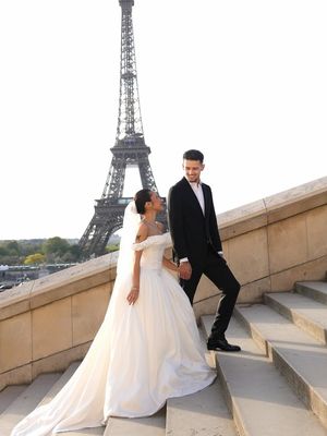Jennifer Coppen, Justin Hubner, 8 Gaya Prewedding Jennifer Coppen dan Justin Hubner di Paris, Elegan dan Klasik, 1. Gaun ball gown klasik, 2. Gaya rambut, 3. Style Justin Hubner, 4. Veil panjang, 5. Nuansa monokrom yang timeless, 6. Pose editorial dengan tailoring maskulin, 7. Sentuhan soft glam makeup, 8. Gaya berdiri di tangga ikonik