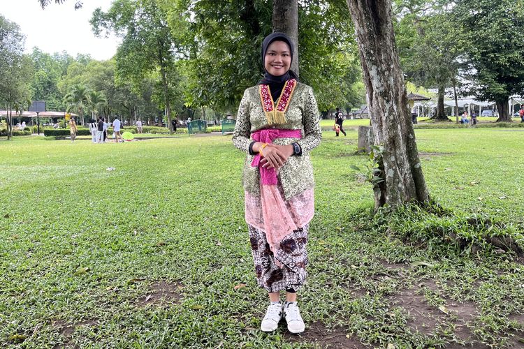 berkain, Mengenal Ilusi Warna dalam Berkain agar Tampilan Lebih Ramping, Permainan warna terang dan gelap membentuk siluet, Layering jarik bantu tampilan lebih rapi, Selendang sebagai pembentuk ilusi tubuh, Tips berkebaya untuk yang berhijab