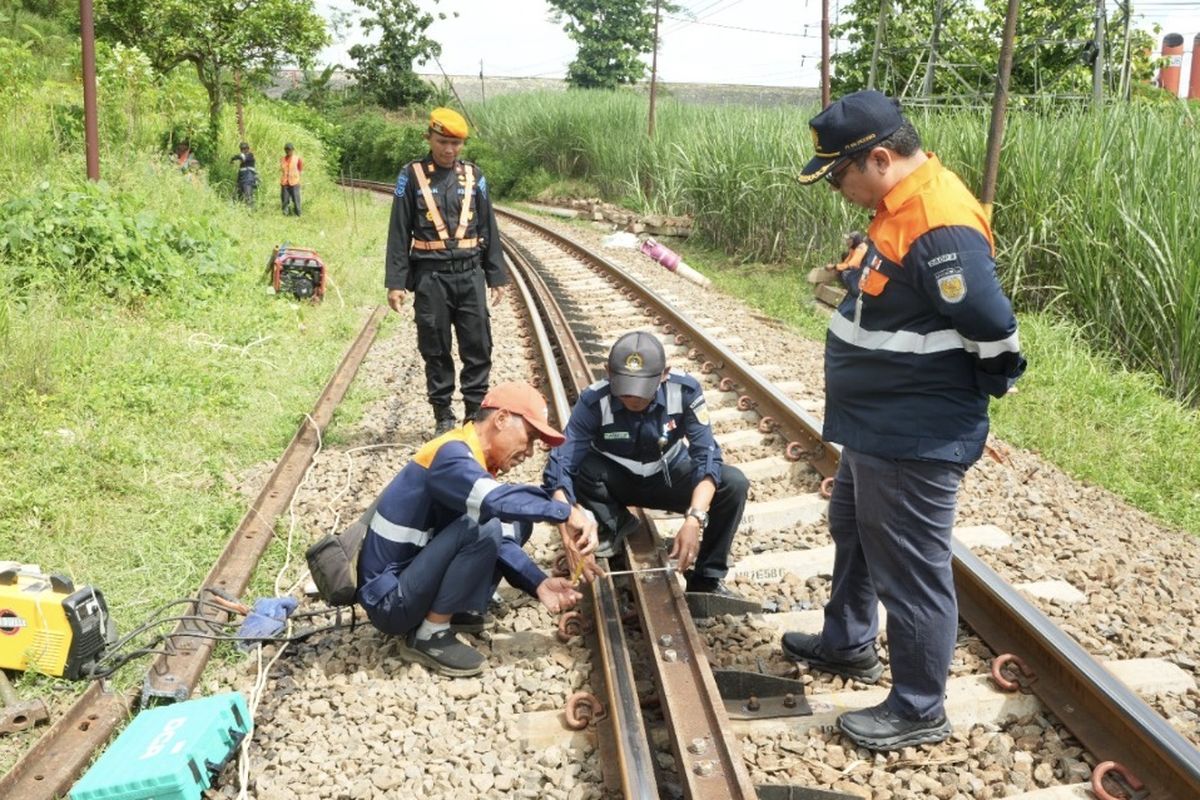 PT KAI, Daop 8 Surabaya, Nataru 2025/2026, libur Nataru, rel kereta api, Masuk Libur Nataru KAI Daop 8 Surabaya Intensif Cek Rel Kereta Api