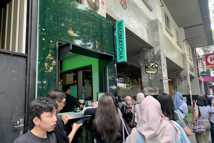 Jalan-jalan Modal Jalan Kaki di Blok M, Ini Spot yang Bisa Kamu Datangi, 1. Coba dessert viral, 2. Minum matcha, 3. Beli buku bekas murah, 4. Foto kekinian ala Gen Z, 5. Makan-makan di pujasera, 6. Mampir ke Blok M Hub, 7. Coba mesin tiramisu otomatis, 8. Beli pakaian bekas