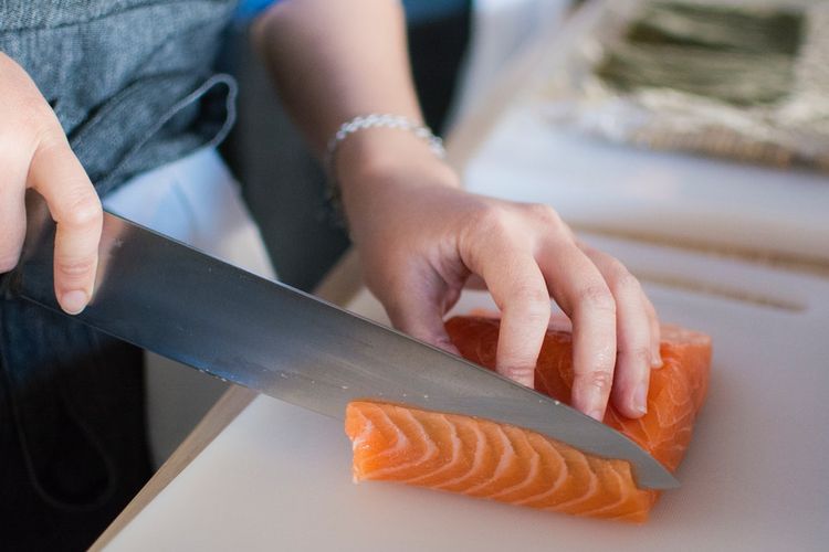 resep ikan panggang, tips masak ikan salmon, cara memasak salmon, cara memasak salmon yang enak, masak ikan tanpa lengket, Tips Masak Ikan Salmon agar Tak Hancur, Praktis Pakai di Teflon Biasa, 1. Panaskan Wajan dengan Benar, 2. Baluri Tepung Tipis Sebelum Dimasak, 3. Gunakan Sedikit Minyak, 4. Mulai dari Sisi Kulit, 5. Jangan Terlalu Sering Dibalik, 6. Gunakan Api Sedang, 7. Jangan Masak Terlalu Lama, 8. Istirahatkan Sebelum Disajikan
