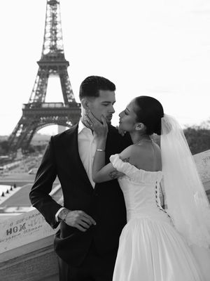 Jennifer Coppen, Justin Hubner, 8 Gaya Prewedding Jennifer Coppen dan Justin Hubner di Paris, Elegan dan Klasik, 1. Gaun ball gown klasik, 2. Gaya rambut, 3. Style Justin Hubner, 4. Veil panjang, 5. Nuansa monokrom yang timeless, 6. Pose editorial dengan tailoring maskulin, 7. Sentuhan soft glam makeup, 8. Gaya berdiri di tangga ikonik
