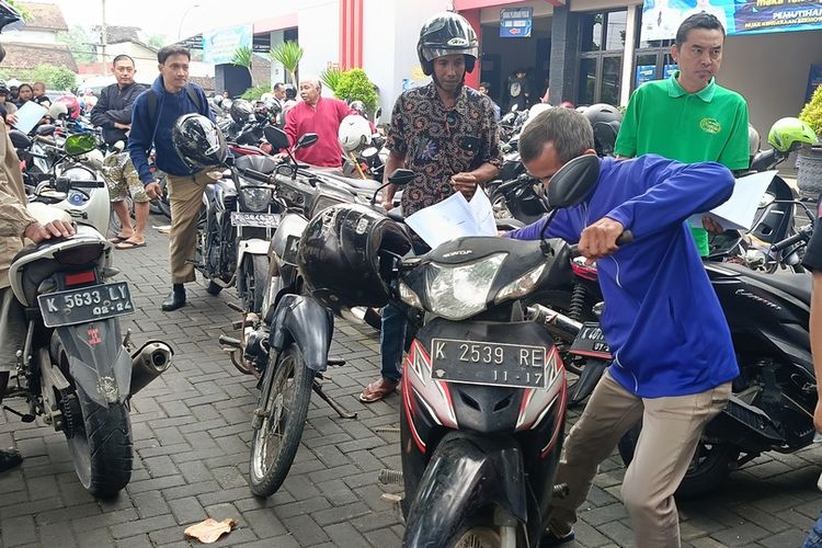 pajak kendaraan, STNK, pengesahan STNK tahunan, Perpanjangan STNK 5 Tahunan, Beda Pengesahan STNK Tahunan dan Perpanjangan 5 Tahunan