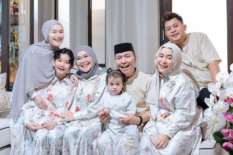 Ayu Ting Ting, Idul Adha, Ria Miranda, idul adha, ootd idul adha, idul adha 2025, Idul Adha 1446 H, outfit idul adha, Ayu Ting Ting dan Keluarga Kompak Pakai Koleksi Ria Miranda Saat Idul Adha 2025
