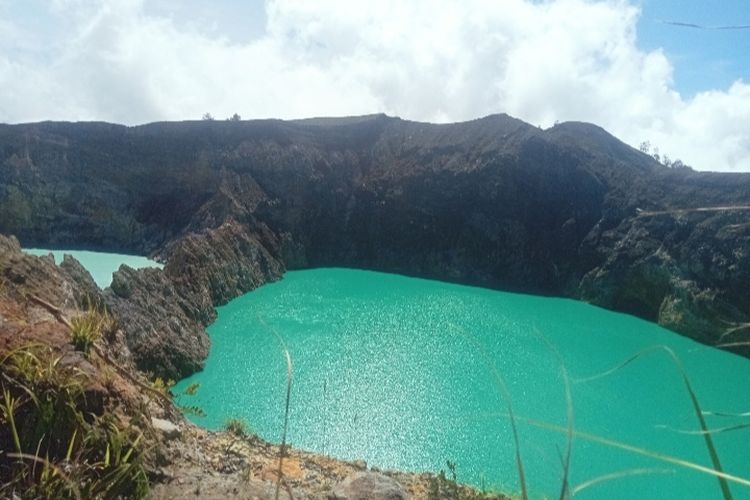Flores, Panduan Wisata Danau Kelimutu, Menjelajahi Tiga Warna Kawah yang Ajaib di Flores