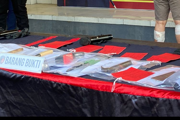 Surabaya, Lamongan, Mojokerto, pembunuhan di surabaya, Alvi Maulana, kasus Mutilasi Mojokerto, mutilasi di mojokerto, mutilasi kekasih, alvi maulana mutilasi, Alvi Maulana pacar korban, pembunuhan sadis Tiara Angelina Saraswati, Alvi Maulana pelaku mutilasi, potongan tubuh di Pacet, ojol mutilasi pacar, Kasus Mutilasi Mojokerto, Alvi Maulana Bunuh Kekasihnya di Kos 31 Agustus 2025 Dini Hari, Kronologi, dari Cekcok di Kos hingga Tindakan Sadis, Motif: Luka Hati, Tekanan Ekonomi, dan Konflik Asmara, Polisi Ungkap Latar Belakang Pelaku, Penemuan Potongan Tubuh dan Penangkapan Cepat