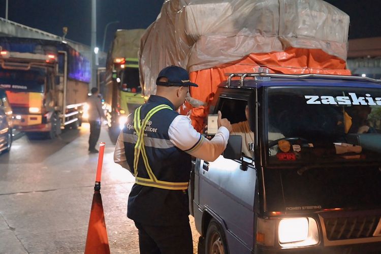 Pelabuhan Merak, cuaca ekstrem, arus kendaraan, Arus Penyeberangan Merak Terkendali, Polri Terapkan Skema Pengendalian