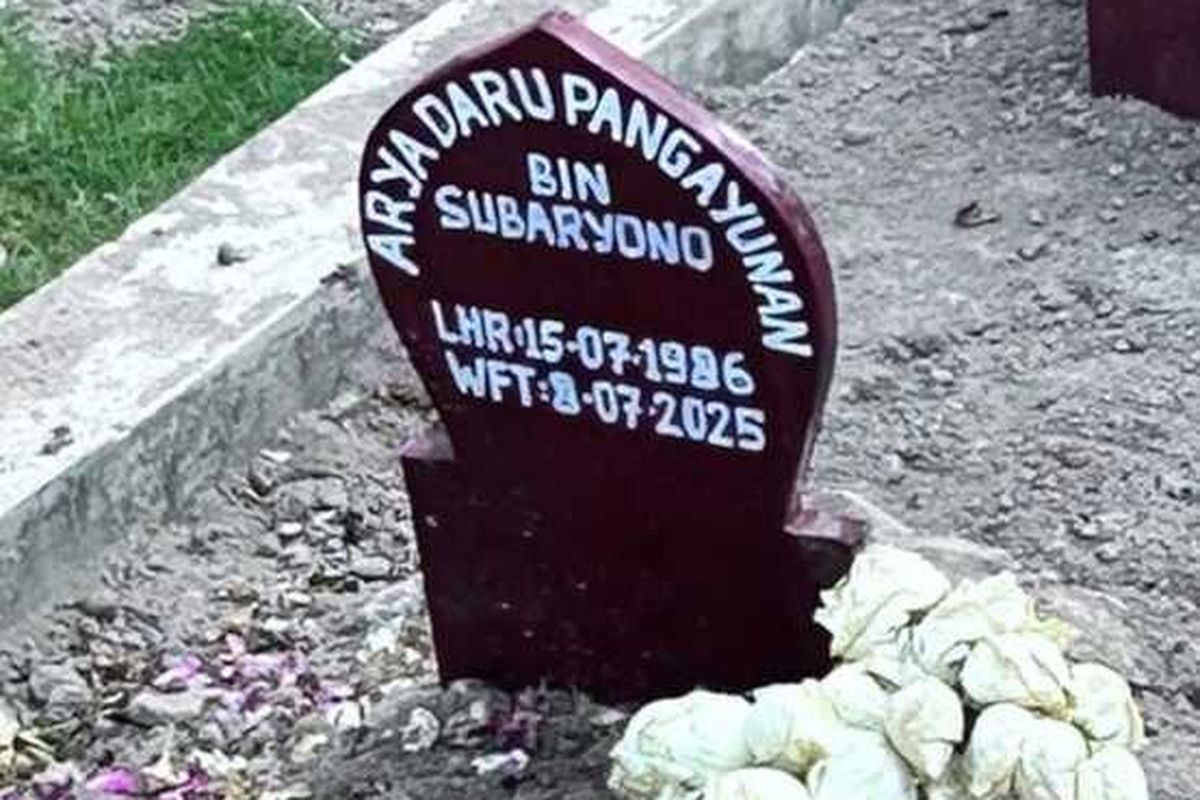 Arya Daru Pangayunan, diplomat muda kemlu, diplomat muda tewas, kasus kematian diplomat kemlu, kasus kematian diplomat muda, Makam Diplomat Arya Daru Diacak-acak, Keluarga Dikirimi Amplop Misterius
