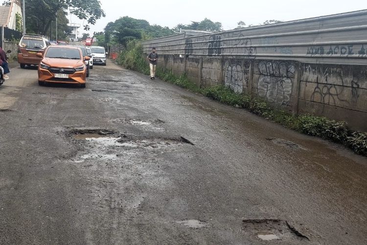 kaki-kaki, kaki-kaki mobil, jalan berlubang, Jalan Berlubang Bisa Merusak Kaki-Kaki Mobil, Ini Tanda dan Cara Mencegahnya