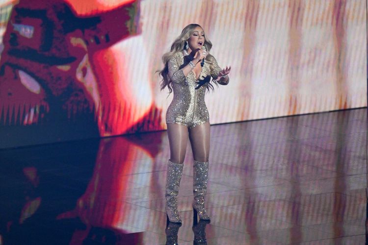 Mariah Carey, outfit Mariah Carey, baju mariah carey, mtv vma 2025, busana mariah carey, mariah carey vma, mariah carey outfits, Mariah Carey Tampil Glamor dengan Busana Emas di MTV VMA 2025