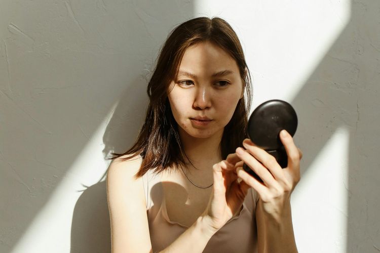 Makeup, Beauty, foundation, bedak, setting spray, 7 Urutan Make Up yang Tepat agar Wajah Tak Terlihat Dempul, 1. Pastikan wajah benar-benar bersih, 2. Lanjutkan dengan skincare dasar, 3. Gunakan primer sebagai base awal, 4. Aplikasikan foundation tipis-tipis, 5. Set complexion dengan bedak, 6. Lanjut ke riasan mata, 7. Akhiri dengan setting spray