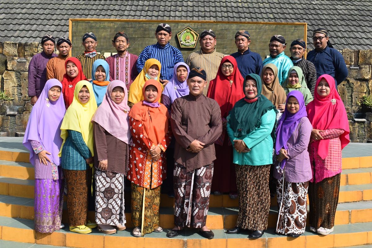 Kamis Pon, pakaian tradisional jawa yogyakarta, jadwal penggunaan pakaian tradisional Jawa Yogyakarta, pakaian tradisional Jawa Yogyakarta Kamis Pon, Jadwal Penggunaan Pakaian Tradisional Jawa Yogyakarta 2025, Dipakai Tiap Kamis Pon