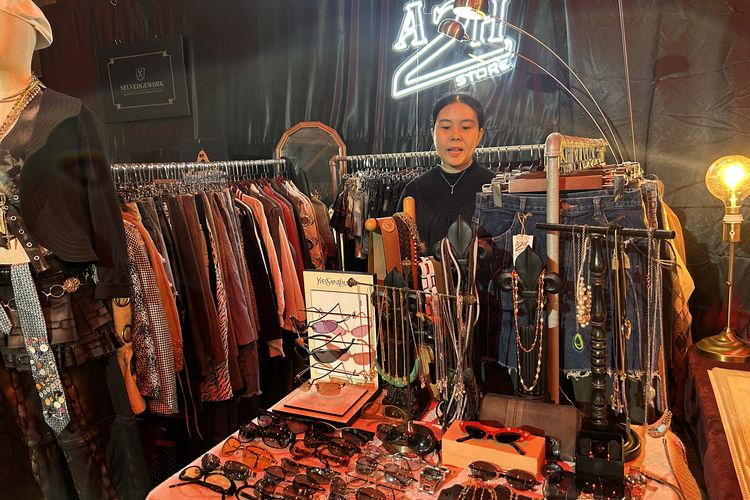 belanja di thailand, fashion vintage, tips belanja fashion bangkok, tips belanja fashion vintage bangkok, tips belanja di bangkok, fashion bangkok, belanja di bangkok, 4 Tips Belanja Baju Vintage di Bangkok Thailand, 1. Perhatikan detail tampilan barangnya, 2. Pegang bahannya secara langsung, 3. Bandingkan harga dan lakukan tawar-menawar, 4. Selektif dalam memilih bahan kulit