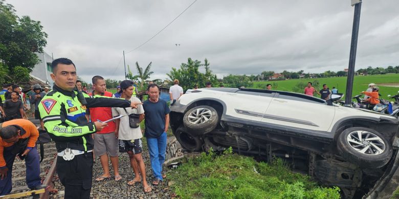 Toyota Rush, kereta api, Toyota rush, KA Batara Krena, ka batara kresna kecelakaan, ka batara kresna tabrak mobil, Toyota Rush Terpental Usai Tertabrak KA Batara Kresna: Peringatan untuk Pengendara di Pelintasan