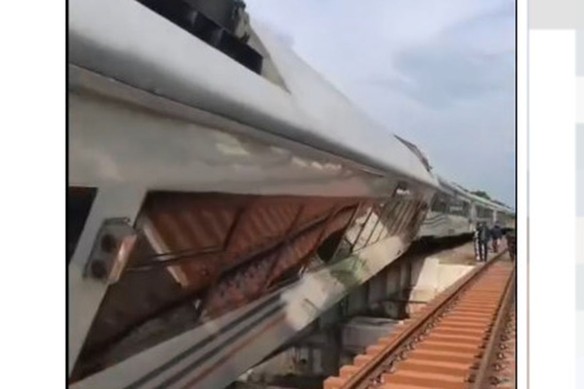 kecelakaan, Bekasi, kereta anjlok, kecelakaan kereta, kereta anjlok di bekasi, Kronologi Kereta Anjlok di Bekasi, Tiga Gerbong Purwojaya Keluar Rel, Seluruh Penumpang Selamat, Detik-Detik Kereta Purwojaya Anjlok, Penanganan Cepat di Lokasi Kejadian, Tiga Gerbong Keluar Rel, Jalur Sempat Ditutup, Warga Sempat Menonton dari Pinggir Rel, Penyebab Kereta Anjlok Masih Diselidiki, Penumpang Akan Melanjutkan Perjalanan