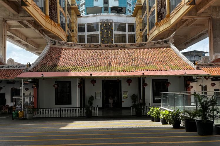 9 Spot Favorit di Glodok: dari Kuliner Legendaris, Ngopi Santai sampai Jejak Sejarah Pecinan, 1. Little Salt Bread, 2. Pantjoran Tea House, 3. Vihara Toasebio, 4. Gedung Candra Naya, 5. Petak Enam dan Sembilan, 6. Cempedak Cik Lina, 7. Djauw Coffe, 8. Donat Ellie, 9. Warung Kopi Sederhana d/h Kit Cong Kie atau Kopi Es Tak Kie