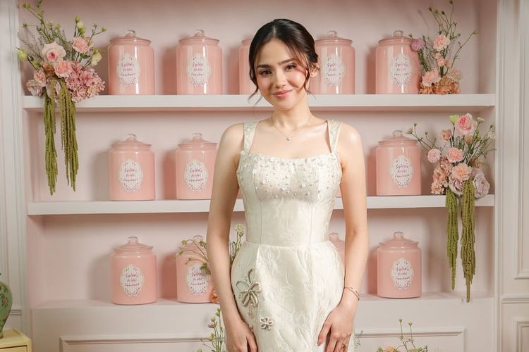 Syifa Hadju, outfit Syifa Hadju, 7 Detail Outfit Syifa Hadju saat Bridal Lunch, Manis dan Anggun, 1. Dress Putih dengan Sentuhan Feminin, 2. Siluet Body-Fit yang Elegan, 3. Makeup Natural Glowing, 4. Tatanan Rambut Simpel dan Lembut, 5. Aksesori Minimalis, 6. Palet Warna Serasi dengan Dekorasi, 7. Heels dengan Detail Manis