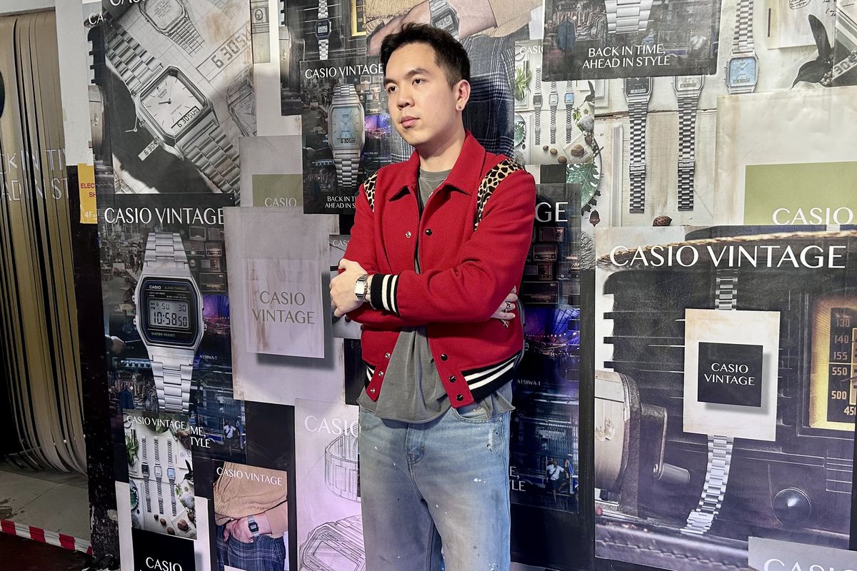 Casio, Casio Vintage, CASIO VINTAGE Back in Time Ahead in Style, kent hadi, fasion kent hadi, Intip Tampilan Retro Modern Kent Hadi di Acara Casio Vintage Bangkok, Loose jeans dan sneakers untuk tampilan kasual maskulin, Jaket Saint Laurent motif leopard jadi statement look, Casio AQ-230 dial gold jadi aksesori penyempurna tampilannya, Atmosfer acara CASIO VINTAGE di Bangkok