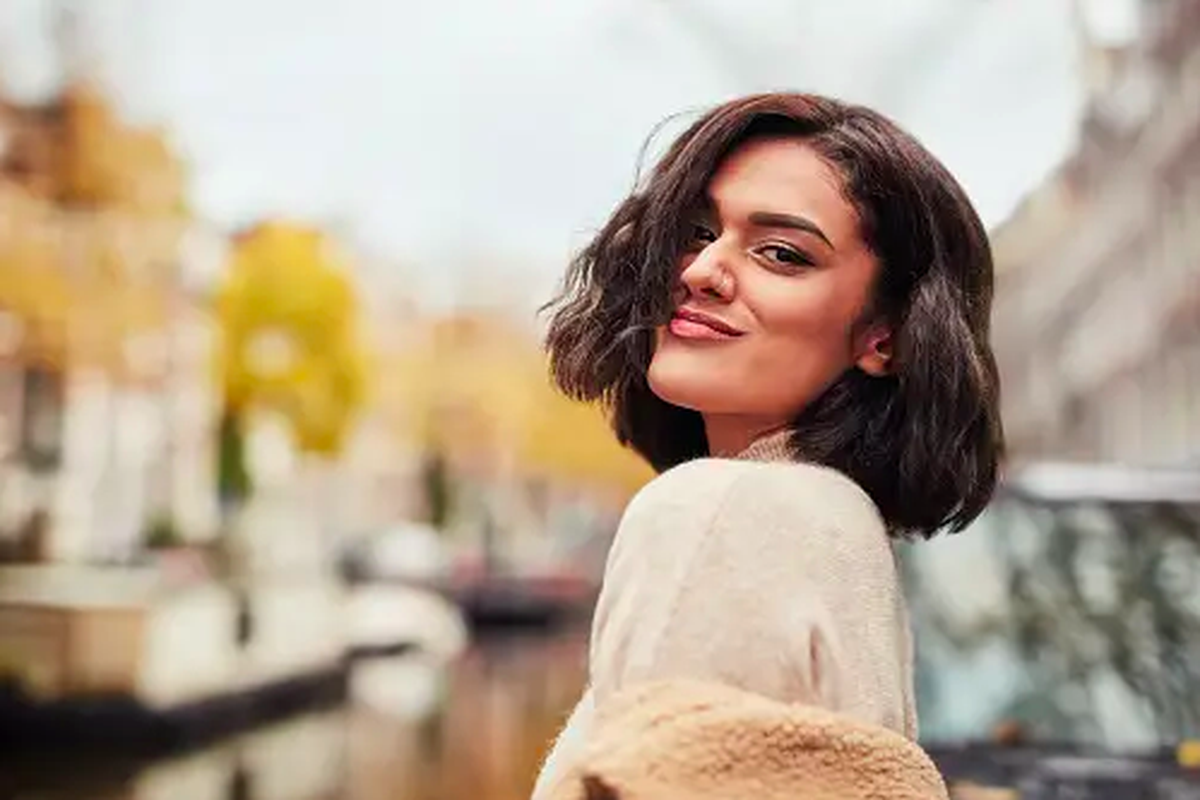 gaya rambut, Japanese bob, potongan bob, Japanese Bob Jadi Gaya Rambut Paling Dicari untuk Tampilan Minimalis Tahun Ini, Mengenal karakteristik potongan Japanese bob, Sentuhan poni untuk tampilan lebih berkarakter, Kesesuaian potongan dengan bentuk wajah, Tips perawatan agar rambut tetap presisi
