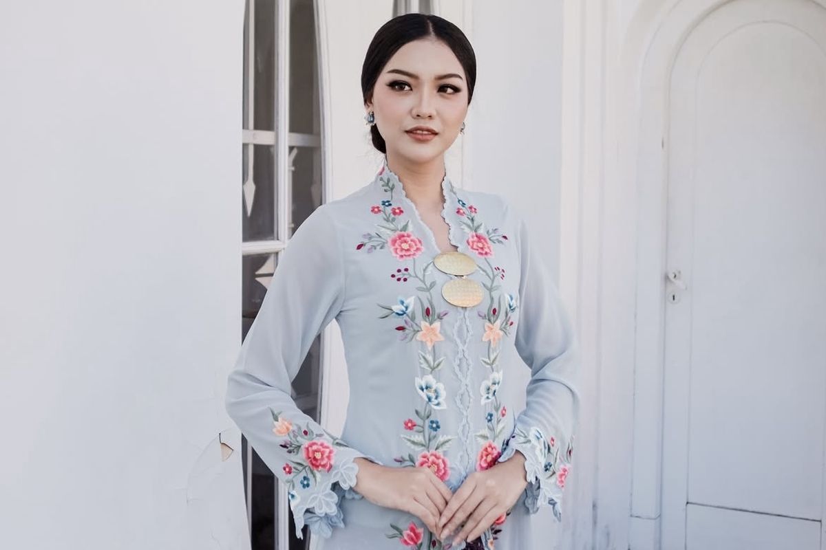 Firsta Yufi Amarta Putri, Puteri Indonesia, puteri Indonesia, Puteri Indonesia 2025, firsta yufi amarta putri, Firsta Yufi Amarta Putri terpilih jadi Puteri Indonesia 2025, gaya berkebaya Firsta Yufi Amarta Putri, Puteri Indonesia 2025 Firsta Yufi Amarta Putri, Intip 5 Gaya Cantiknya Berkebaya, 1. Tampil anggun dalam kebaya brokat, 2. Kebaya encim panjang , 3. Kebaya dan kain bernuansa merah putih, 4. Elegan berkebaya monokrom , 5. Gaya modern bernuansa hijau