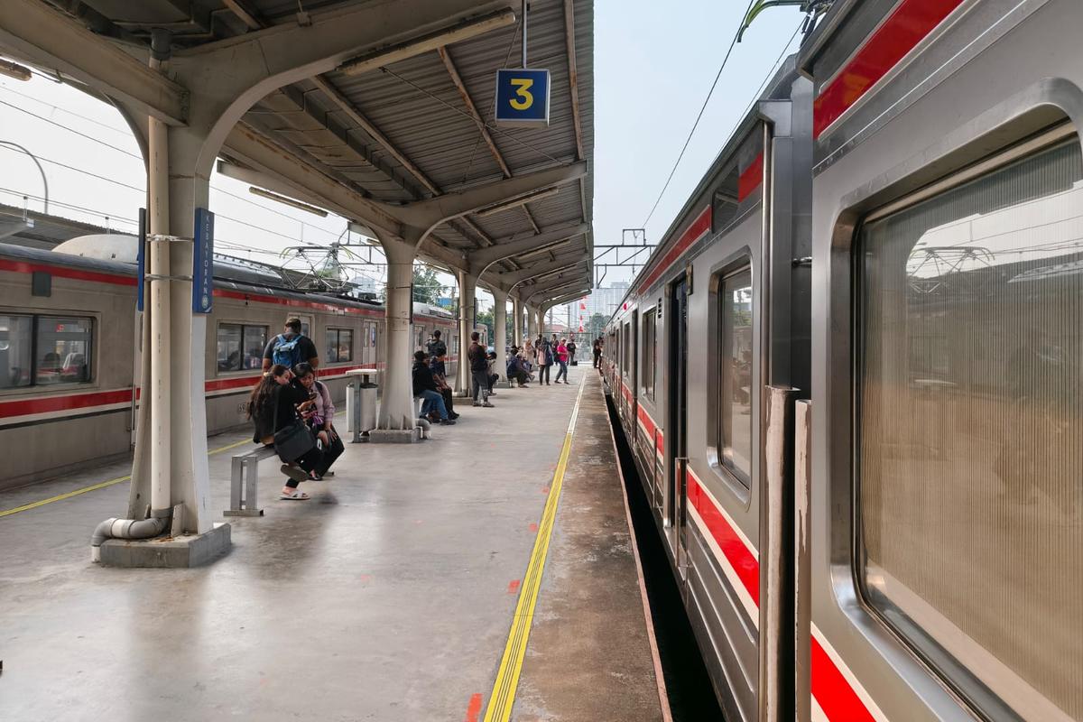 Transjakarta gratis, Mrt gratis, layanan KRL hari ini, KRL Tetap Jalan Normal, Transjakarta dan MRT Digratiskan Sepekan