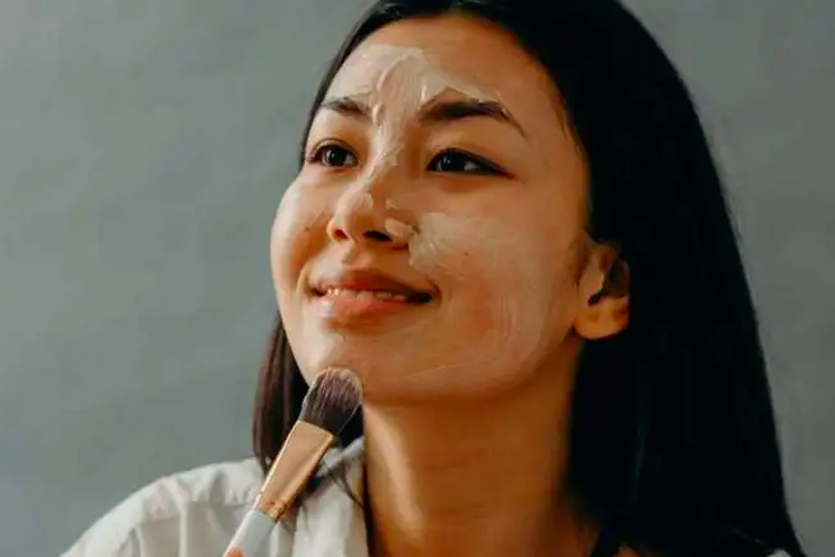 Flek hitam, flek hitam di wajah, Kesalahan yang Bikin Flek Hitam di Wajah Susah Hilang, 1. Menumpuk terlalu banyak bahan "pencerah" sekaligus, 2. Tidak mengobati jerawat yang masih aktif, 3. Lupa menggunakan dan reapply tabir surya, 4. Paparan suhu panas yang berlebihan pada kulit, 5. Eksfoliasi dengan bahan yang Salah atau berlebihan, 6. Keliru membedakan jenis flek di wajah