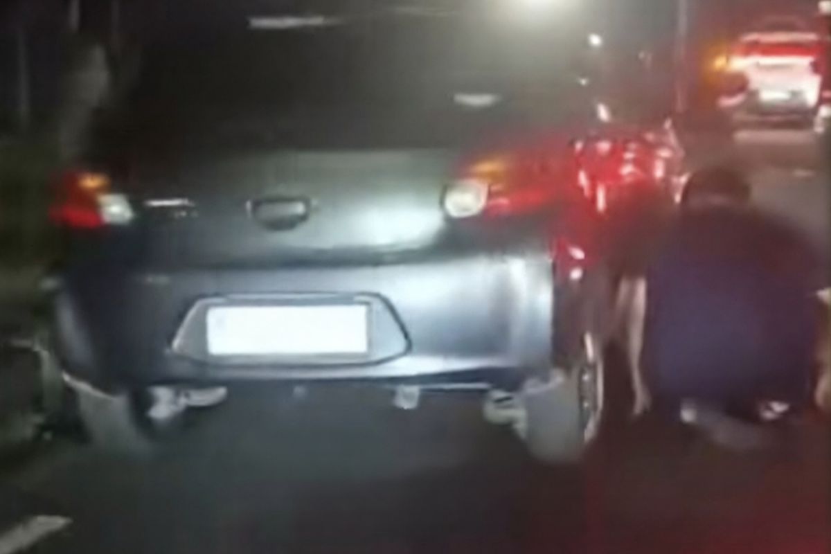 mobil, flyover Pesing, jalan berlubang, kaki-kaki, Hati-hati Lubang di Flyover Pesing, Banyak Mobil Pecah Ban