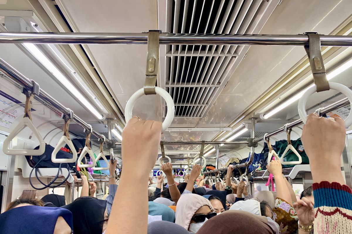 Commuter Line, Stasiun Bekasi, Stasiun Sudirman, ASN WFH Tiap Jumat, Jumlah Penumpang KRL Turun 9 Persen
