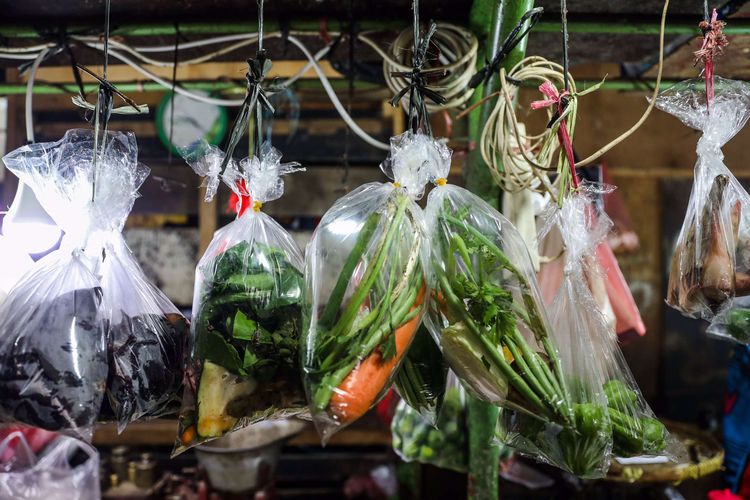 Kantong plastik, kantong plastik, plastik, Plastik, Kantong plastik untuk makanan, Amankah Menggunakan Ulang Kantong Plastik untuk Makanan? Ini Kata Ahli, Bisakah kantong plastik digunakan berulang-ulang?, Cara membersihkan kantong plastik, Cara memperpanjang usia pakai kantong plastik, Kapan harus membuang kantong plastik?, Kesimpulan