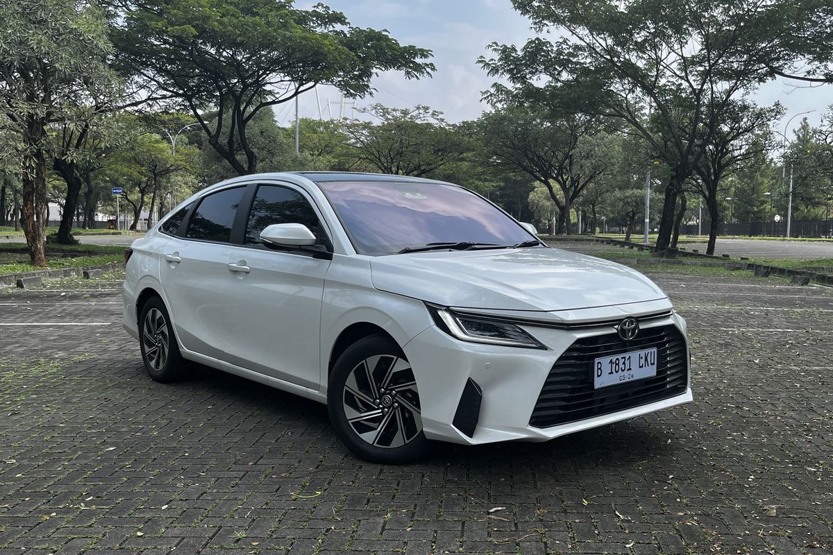 efisiensi bahan bakar, Review Toyota Vios Hybrid: Performa, Efisiensi, Kenyamanan Berkendara, Dapur Pacu Hybrid Efisien, Akselerasi Responsif , Kekedapan Kabin , Efisiensi Bahan Bakar 