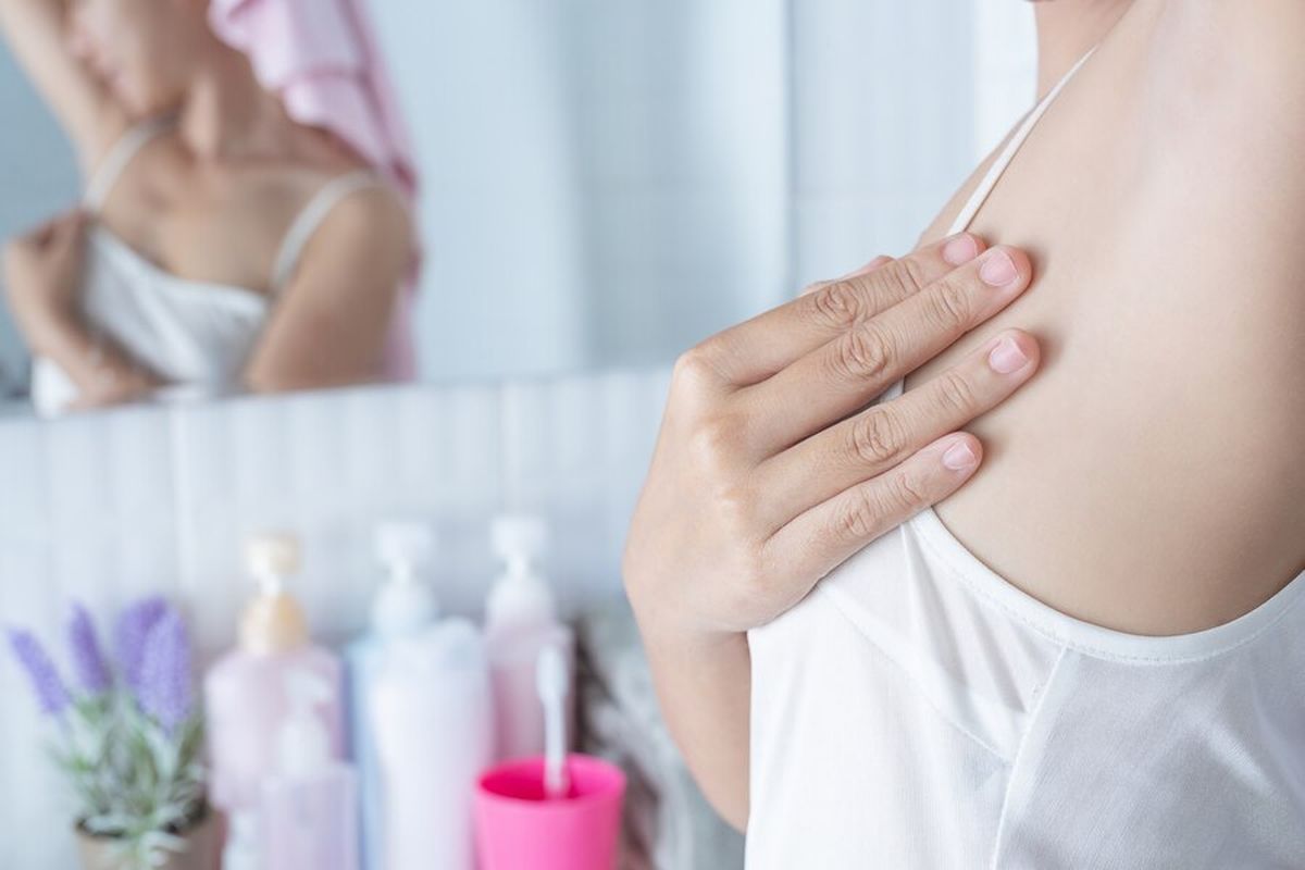 jerawat di ketiak, cara hilangkan jerawat di ketiak, cara merawat jerawat di ketiak, tips merawat jerawat ketiak, tips hilangkan jerawat badan, 5 Tips Merawat Jerawat Ketiak agar Tidak Semakin Parah, 1. Menjaga kebersihan ketiak, 2. Pengobatan antibiotik oral, 3. Menghindari iritasi, 4. Hindari mencukur sementara, 5. Hindari alergen
