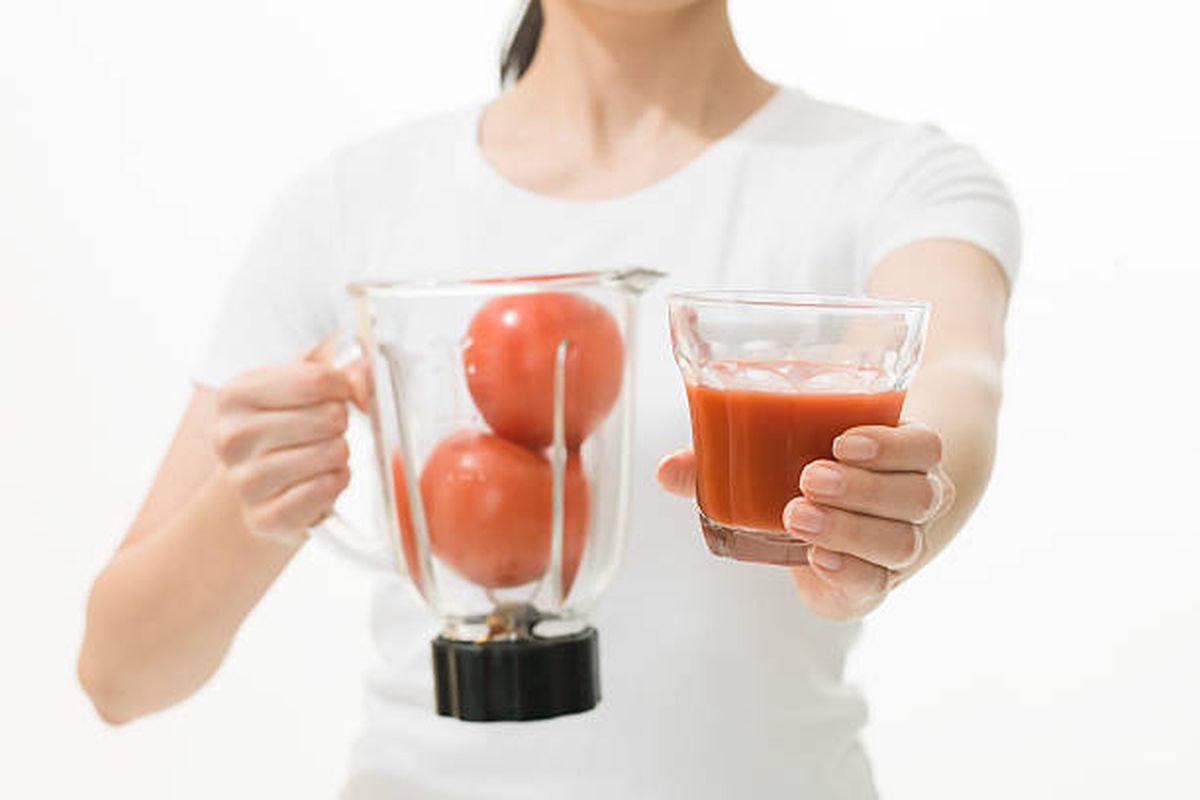 Manfaat Jus Tomat, manfaat jus tomat, jus tomat untuk kesehatan, kandungan gizi tomat, efek samping jus tomat, Benarkah Jus Tomat Baik untuk Kesehatan? Kenali Manfaat dan Risikonya