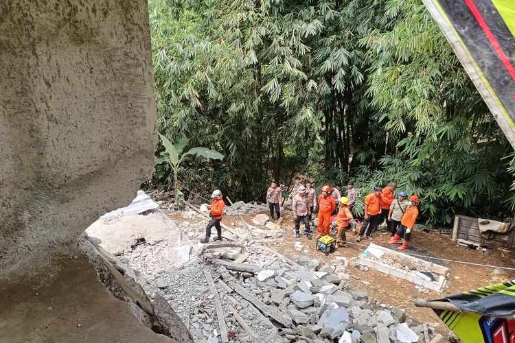 Kabupaten Bogor, majelis taklim, 3 orang tewas, Bangunan Majelis Taklim Ambruk di Bogor, Majelis Taklim Asobiyah, Majelis Taklim Asohibiya Ciomas Bogor, bangunan Majelis Taklim Asohibiya runtuh timpa jamaah, Detik-detik Gedung Baru Majelis Taklim Bogor Ambruk, 3 Meninggal dan Puluhan Luka-luka, Detik-detik Ambruknya Gedung, Dugaan Penyebab Ambruk, Korban Luka-luka, Investigasi Lanjutan