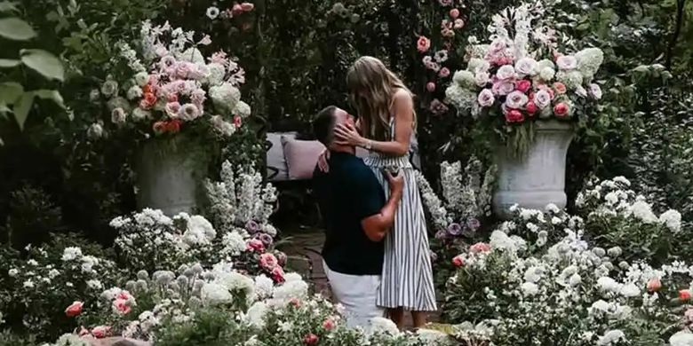Taylor Swift, Ralph Lauren, Travis Kelce, taylor swift tunangan, busana taylor swift, outfit taylor swift, baju taylor swift, travis kelce tunangan, travis kelce melamar taylor swift, Outfit Taylor Swift Saat Dilamar Travis Kelce, Pakai Dress Rp 6 Jutaan