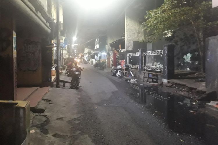 Dolly, sejarah Dolly, lokalisasi, Surabaya, lokalisasi dolly, sejarah lokalisasi dolly, sejarah dolly, sejarah dolly surabaya, sejarah gang dolly, sejarah gang dolly surabaya, sejarah lokalisasi gang dolly, asal usul gang dolly, asal usul gang dolly surabaya, Sejarah Kelam Lokalisasi Dolly Surabaya, Ada Sejak Zaman Kolonial Belanda, Dari Makam Tionghoa Hingga Munculnya Tante Dolly, Etalase Manusia di Balik Kaca, Penutupan oleh Risma: Akhir Sebuah Era, Jejak Sosok Dolly, Makam Sepi di Kota Malang