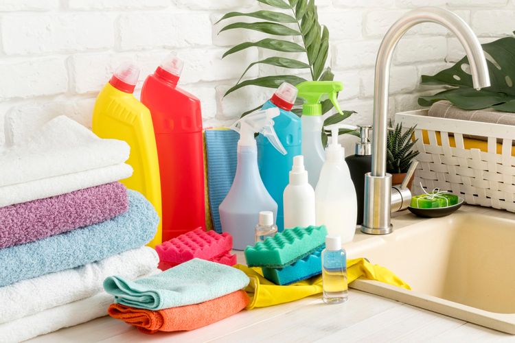 membersihkan dapur, dapur, mencuci dapur, 7 Kesalahan Membersihkan Dapur yang Sering Dilakukan, Menurut Ahli, 1. Menggunakan bahan kimia yang terlalu kuat, 2. Lupa membersihkan area tak terlihat, 3. Tidak memberi waktu cukup untuk disinfektan bekerja, 4. Membersihkan saat ada makanan, 5. Menggunakan alat pembersih yang sama untuk semua permukaan, 6. Tidak ada ventilasi saat membersihkan, 7. Menyemprot pembersih ke permukaan panas atau elektronik