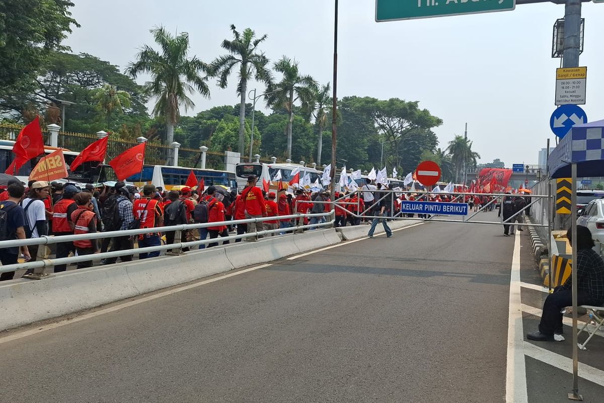 Slipi, Gedung DPR, slipi, aksi buruh, Aksi Buruh di Sekitar Gedung MPR/DPR, Akses Keluar Tol Ditutup Sementara