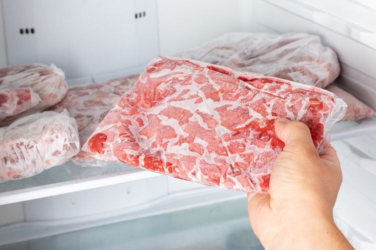 daging, Mencuci Daging, Memasak Daging, Ini 5 Tips Mengolah Daging Agar Nutrisinya Tak Hilang, 1. Hindari Mencuci Daging Mentah dengan Air Mengalir, 2. Lakukan Proses Thawing (Pencairan) dengan Aman, 3. Gunakan Talenan Khusus (Jangan Dicampur!), 4. Jangan Memasak Daging Terlalu Lama (Overcooked), 5. Berikan Jeda Waktu Sejenak Setelah Daging Matang (Resting)