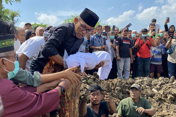 pembunuhan satu keluarga, Indramayu, pembunuhan di indramayu, 5 Mayat di indramayu, 5 jenazah di indramayu, pembunuhan satu keluarga indramayu, Kasus Pembunuhan Satu Keluarga di Indramayu,  Sahroni Dikenal Punya Usaha Sarang Walet, Dugaan Pembunuhan dan Aktivitas Korban, Kronologi Penemuan Jenazah, Kecurigaan Warga Paoman, Prosesi Pemakaman Penuh Duka, Polisi Dalami Motif Pembunuhan
