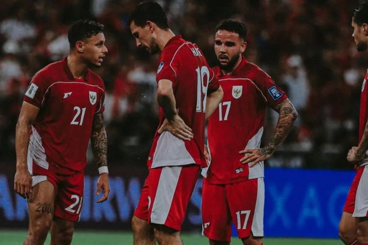 Indonesia vs Irak, kapten timnas Indonesia, Jay Idzes, timnas irak, kualifikasi piala dunia 2026, Timnas Indonesia, Timnas Indonesia vs Timnas Irak, aksi jay idzes, pemain sassuolo, Aksi Jay Idzes Redakan Emosi Suporter, Ikut Punguti Botol-botol