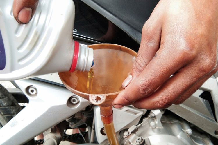 motor tua, Perawatan motor, oli mesin motor, kualitas oli, Oli Kental untuk Motor Tua: Fakta atau Mitos?