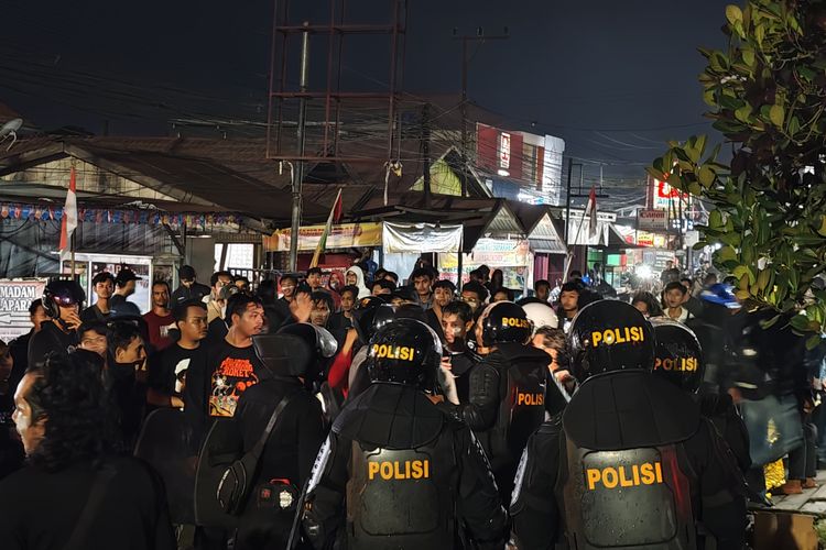 demo, acab artinya, acab, acab 1312, acab adalah, ACAB dan 1312, Simbol Perlawanan Buruh Inggris yang Viral Selama Demo di Indonesia, Apa Itu ACAB?, Makna 1312, Simbol Global, Konteks Lokal, Bahasa Perlawanan yang Lintas Zaman