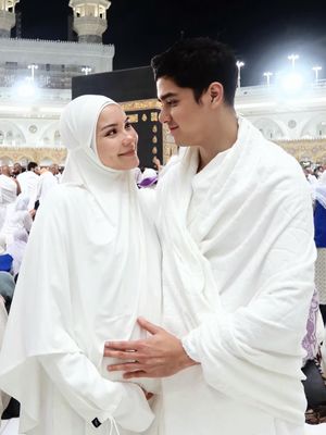 Alyssa Daguise, Maia Estianty, Tampil Kembaran dengan Maia Estianty, Ini 9 Gaya Umrah Alyssa Daguise, 1. Tampil kembaran dengan Maia Estianty, 2. Gamis nyaman untuk ibu hamil 4 bulan, 3. Abaya hitam polos yang klasik, 4. Hijab hitam minimalis, 5. Busana warna netral bernuansa earthy, 6. Siluet longgar yang mengutamakan kenyamanan, 7. Makeup natural yang nyaris tanpa polesan, 8. Tampilan serasi dengan pasangan, 9. Busana putih yang bersih dan menenangkan