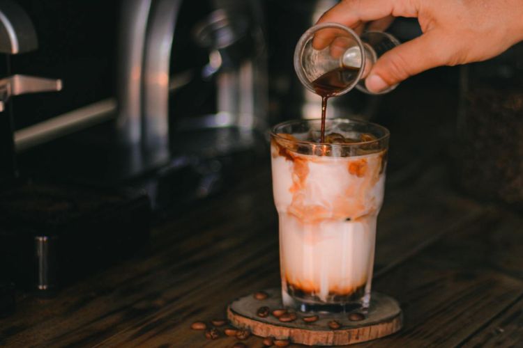 kopi, minuman kopi, minuman kopi kekinian, kopi di kafe, menu kopi di kafe, jenis minuman kopi di kafe, nama minuman kopi di kafe, 10 Jenis Kopi yang Paling Sering Dijumpai di Kafe, dari Espresso hingga Cold Brew, 1. Espresso, 2. Latte, 3. Black Coffee, 4. Americano, 5. Cappuccino, 6. Doppio, 7. Mocha, 8. Flat White, 10. Cold Brew