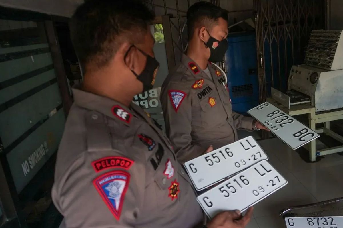 warna pelat nomor kendaraan, warna pelat nomor kendaraan berubah, pelat nomor kendaraan, arti warna pelat nomor kendaraan, cara baca pelat nomor kendaraan, Arti Warna Pelat Nomor Kendaraan dan Penggunaannya: Putih, Merah, Kuning, dan Hijau
