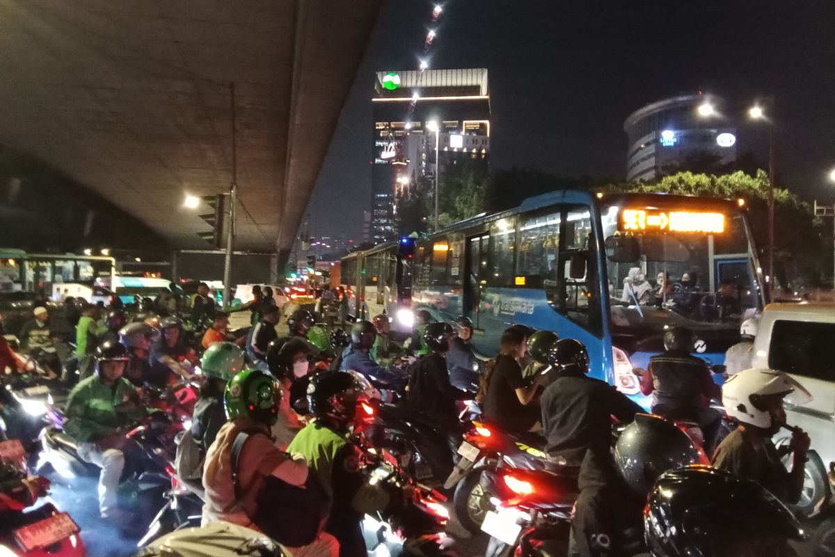 otomotif, kemacetan, Lalu Lintas, Polda Metro Jaya, Gatot Subroto, kendaraan bermotor, Ini Pemicu Kemacetan Parah di Gatsu Semalam