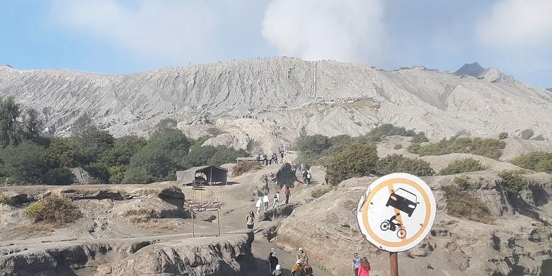 Planet Bromo, Spot Foto Planet Bromo Ternyata Dilarang Dikunjungi, Ini Alasannya, Masuk KRB III: kawasan sangat berbahaya, Gunung Bromo masih berstatus waspada (Level II), Termasuk dalam zona rimba, bukan zona wisata, Kontur vulkanik yang rawan longsor, Ada alat pendeteksi gempa yang sensitif getaran, Keselamatan tetap menjadi prioritas, Kesimpulan