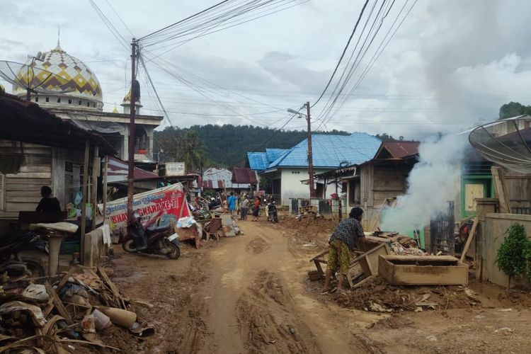 3 Pekan Mengungsi, Penyintas Banjir Tapanuli Tengah Hanya Makan Mi Instan, Penyakit Mulai Bermunculan, Tiga Minggu Konsumsi Mi Instan, Penyakit Mulai Bermunculan, Keluhan Distribusi Bantuan Tak Merata, Data Korban dan Kerusakan, Rumah Hanyut dan Permukiman Jadi Aliran Sungai, Menunggu Kepastian Hunian Baru, Relokasi Dinilai Terlalu Jauh, 301 Rumah Hilang di Hutanabolon, Pemkab Siapkan Lahan Relokasi