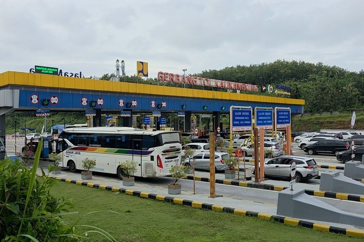lalu lintas, Trans-Jawa, Cikampek Utama, volume kendaraan, Semarang, Solo, Surabaya, Libur Panjang, Arus Kendaraan ke Trans-Jawa Mendominasi