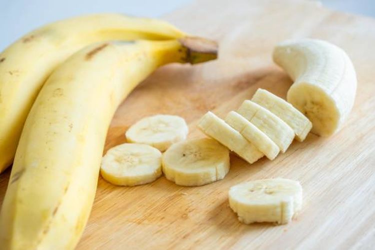 pisang, cara menyimpan pisang, Tips menyimpan pisang, Cara Menyimpan Pisang agar Tidak Cepat Cokelat dan Tetap Segar, 1. Cara menyimpan pisang utuh, 2. Menyimpan pisang yang sudah dipotong, 3. Bolehkan pisang disimpan di kulkas?, 4. Cara membekukan pisang, 5. Tips tambahan menyimpan pisang